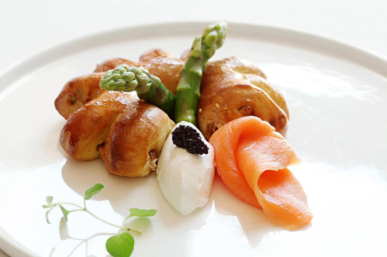艾美度假酒店 吉达 外观 照片 Caviar with asparagus and salmon