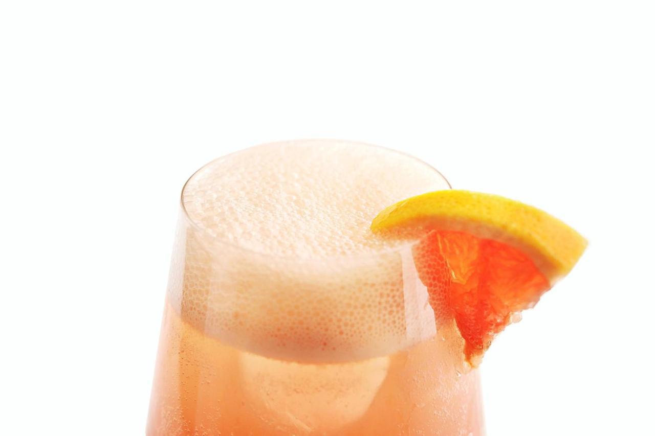 艾美度假酒店 吉达 外观 照片 A glass of pink grapefruit soda