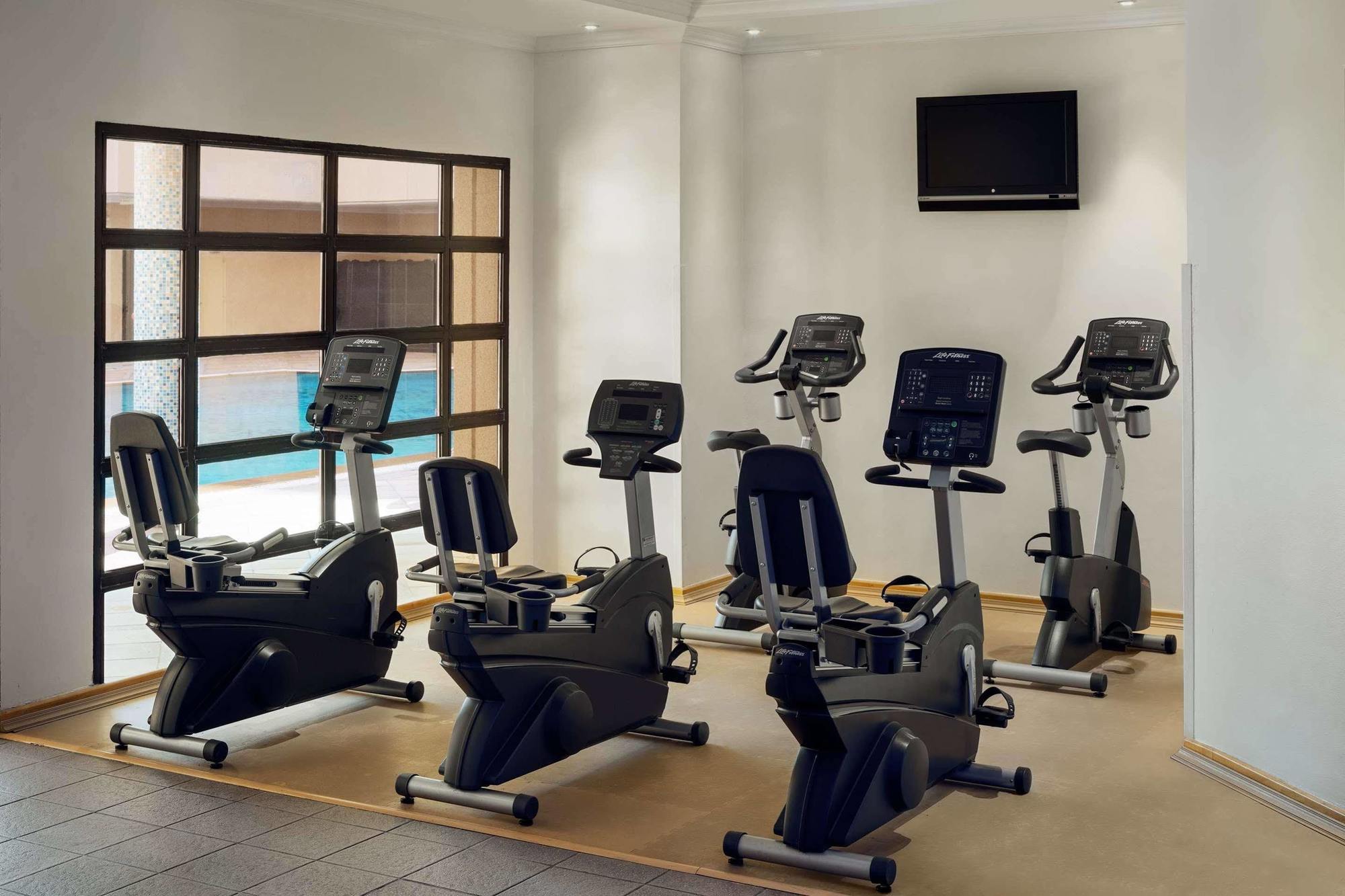 艾美度假酒店 吉达 外观 照片 Recumbent bikes